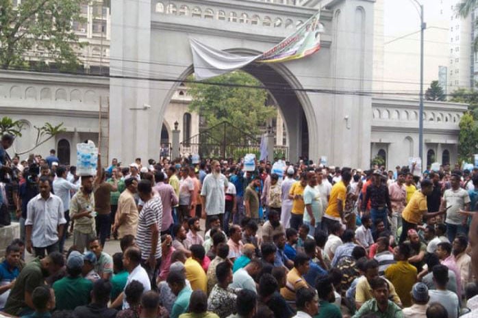 ইশরাক সমর্থকদের অবরোধে অচল নগর ভবন, সোমবার ঘোষিত হলো ‘ব্লকেড’ কর্মসূচি