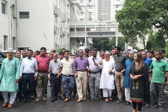 ‘কালো আইন’ বাতিলের দাবিতে সচিবালয়ে কর্মচারীদের বিক্ষোভ, কঠোর আন্দোলনের হুঁশিয়ারি