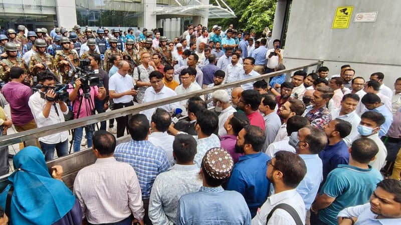 তালাবদ্ধ এনবিআর ভবন: ভেতরেও তালা, বাহিরেও তালা—অবরুদ্ধ পুরো প্রশাসন