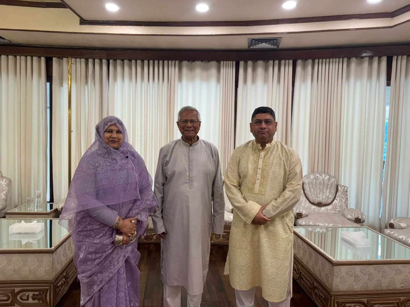 ঈদ শুভেচ্ছায় যমুনায় প্রধান উপদেষ্টার সঙ্গে সেনা ও নৌবাহিনী প্রধানের সৌজন্য সাক্ষাৎ