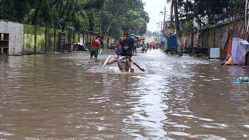 অস্বাভাবিক জোয়ারে ডুবে গেছে বরিশালসহ দক্ষিণাঞ্চল, দুর্ভোগে হাজারো মানুষ