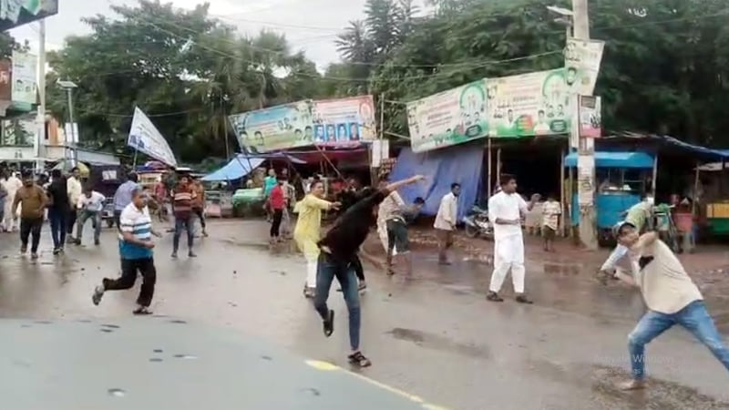 মুরাদনগরে উপদেষ্টা আসিফ ও বিএনপি কর্মীদের সংঘর্ষে উত্তাল পরিস্থিতি, আহত অন্তত ৩০