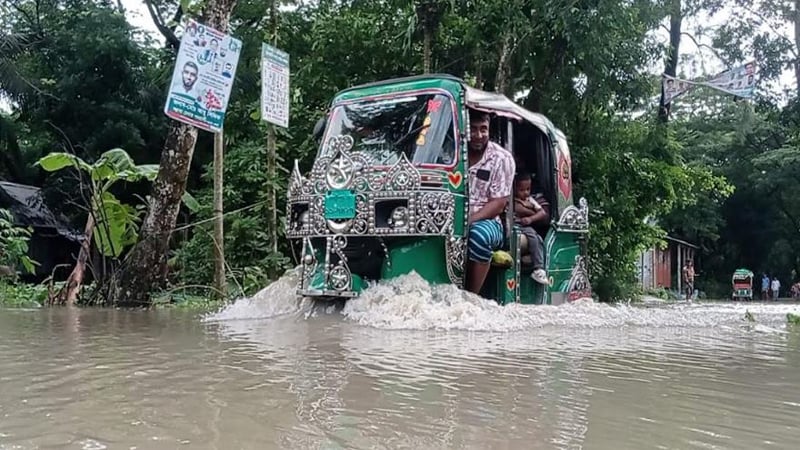 উপকূলজুড়ে জোয়ারের তাণ্ডব: শত শত এলাকা প্লাবিত, জনদুর্ভোগ চরমে