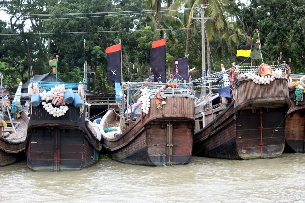 উত্তাল সাগরে শত শত ট্রলার নিরাপদ আশ্রয়ে, চার সমুদ্রবন্দরে তিন নম্বর সতর্কতা