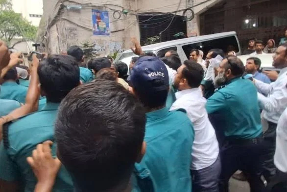 চাঁদাবাজির অভিযোগে গ্রেফতার ছাত্রনেতাদের আদালত প্রাঙ্গণে মারধর