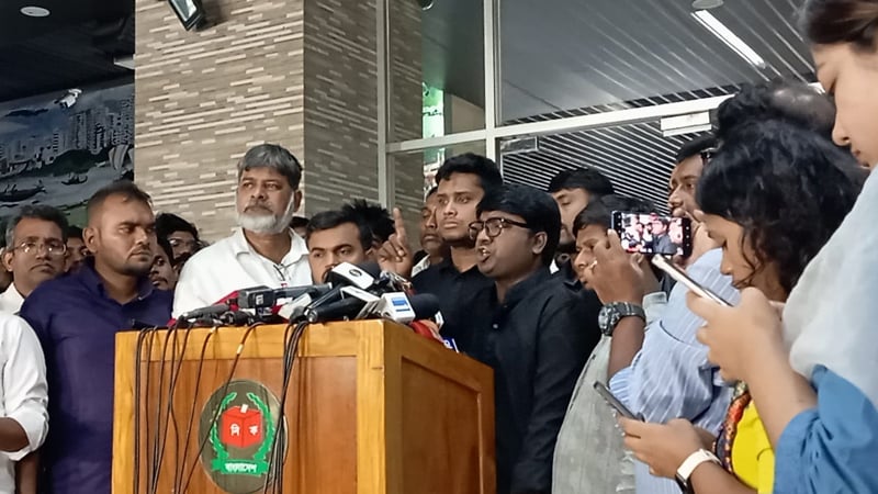 রুমিন ফারহানার গ্রেপ্তার দাবি করল এনসিপি, নির্বাচন কমিশন পুনর্গঠনের হুমকি