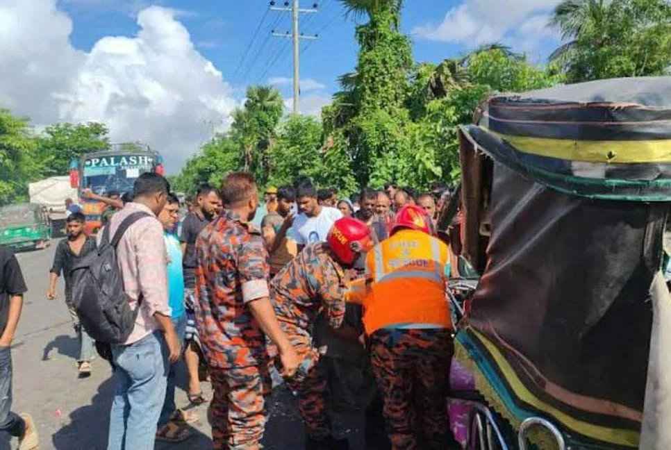 খুলনায় ট্রাকের ধাক্কায় ইজিবাইকের তিন যাত্রী নিহত, আহত দুইজন হাসপাতালে