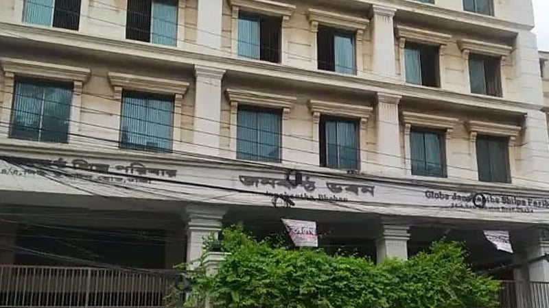 চাঁদা না দেওয়ার অভিযোগে জনকণ্ঠ ভবন দখলের দাবি মালিকপক্ষের, সাংবাদিকদের পাল্টা প্রতিবাদ