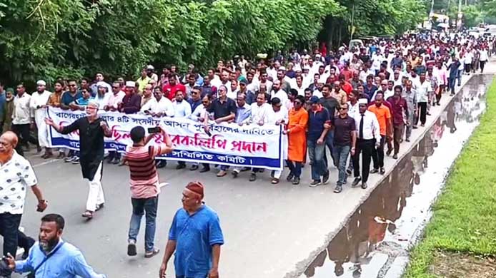 বাগেরহাটে আসন সংকোচনের বিরুদ্ধে উত্তাল জনতা, মহাসড়ক অবরোধে অচল খুলনা-বরিশাল সড়ক