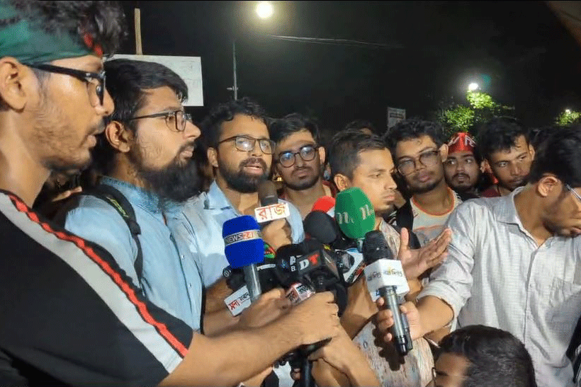 তিন দফা দাবিতে শাহবাগ অবরোধ: সমাধান না হলে কঠোর কর্মসূচির হুঁশিয়ারি প্রকৌশল শিক্ষার্থীদের
