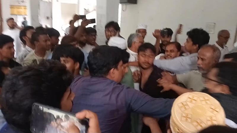 রাবিতে পোষ্য কোটায় উত্তেজনা: ধাক্কাধাক্কি, উপ-উপাচার্য ও প্রক্টর অবরুদ্ধ