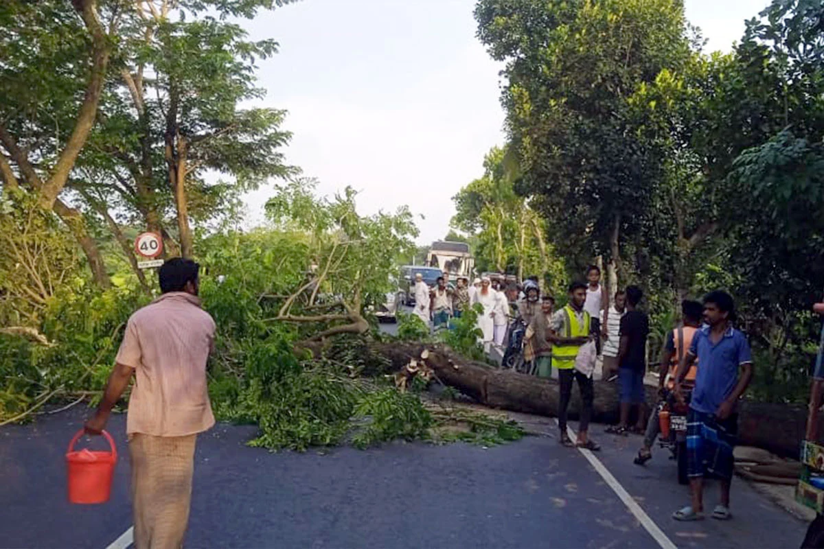 ভাঙ্গায় টানা তৃতীয় দিনের অবরোধ: স্থবির সড়ক ও রেল যোগাযোগে ভোগান্তিতে জনসাধারণ
