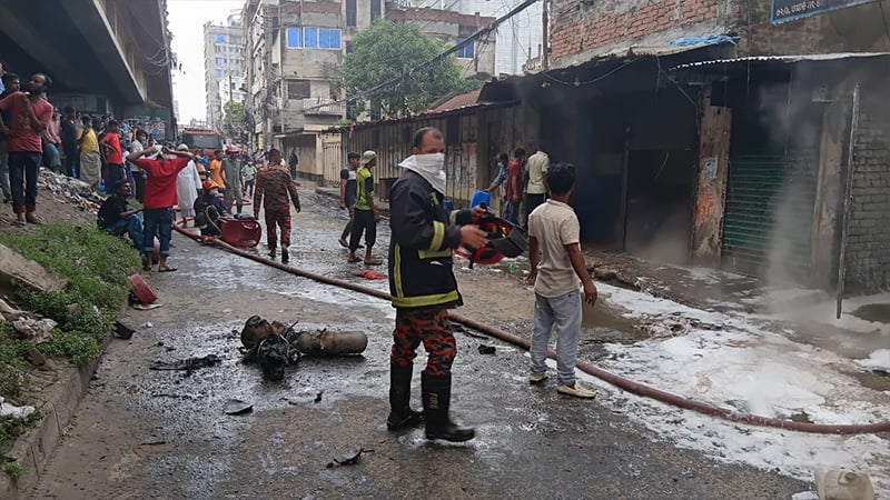 টঙ্গীতে ভয়াবহ অগ্নিকাণ্ড: দুই ফায়ার ফাইটারের শরীর শতভাগ দগ্ধ, আশঙ্কাজনক অবস্থায় চিকিৎসাধীন