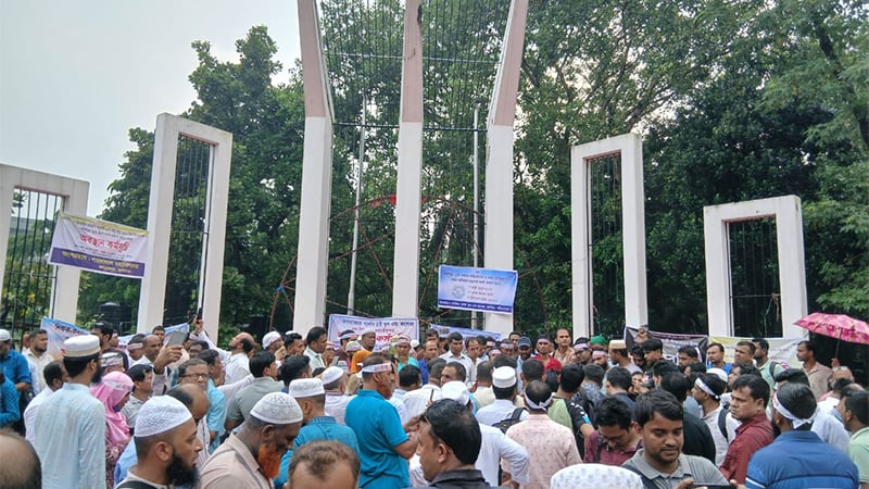 শিক্ষকদের অনশন কর্মসূচি শুরু, রোববার যমুনা অভিমুখে পদযাত্রার প্রস্তুতি