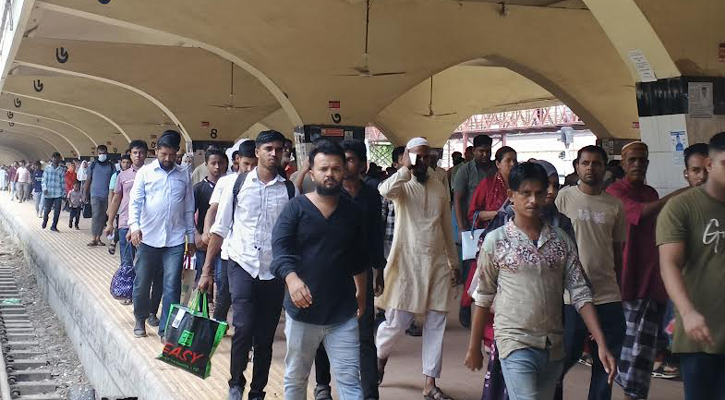 ছুটি শেষে ঢাকায় ফিরছে জনস্রোত, কর্মচাঞ্চল্যে ফিরছে রাজধানী