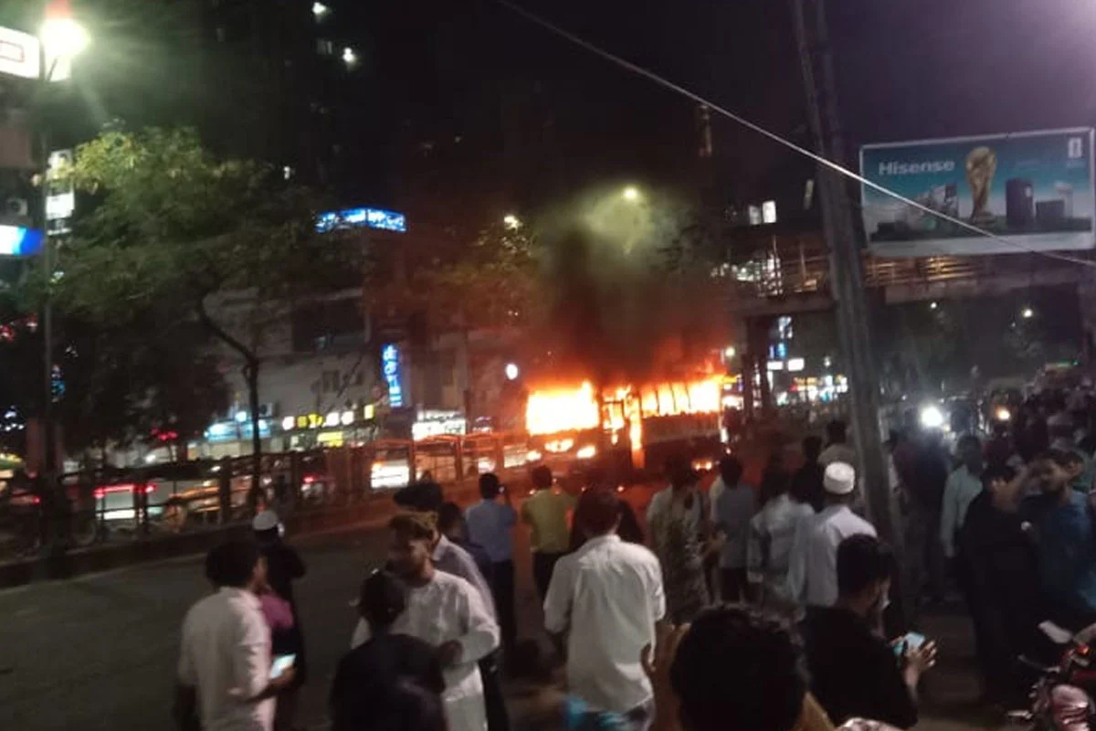 ধানমন্ডিতে ল্যাবএইডের সামনে বাসে হঠাৎ আগুন, আতঙ্কে পথচারীরা