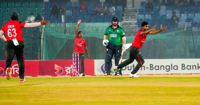টেক্টর ভাইদের বিপজ্জনক জুটি ভাঙলেন মেহেদী, ম্যাচে ফিরল বাংলাদেশ