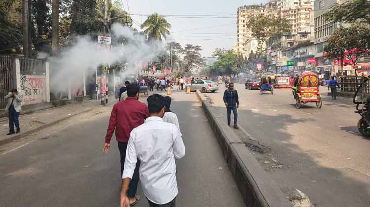 সায়েন্সল্যাবে রণক্ষেত্র: ঢাকা কলেজ–আইডিয়াল কলেজ শিক্ষার্থীদের তীব্র সংঘর্ষ, বন্ধ মিরপুর রোড