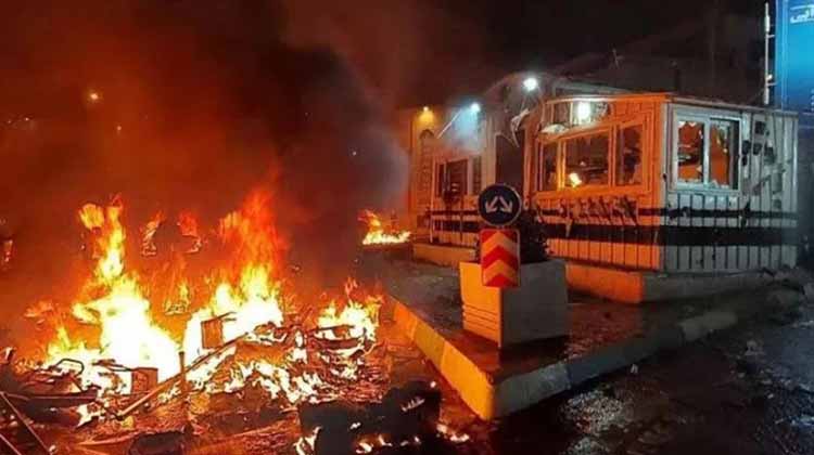 ইরানে ভয়াবহ সহিংসতা: বিক্ষোভে পুড়ল অর্ধশতাধিক মসজিদ, ধ্বংস ১৮০ অ্যাম্বুলেন্স