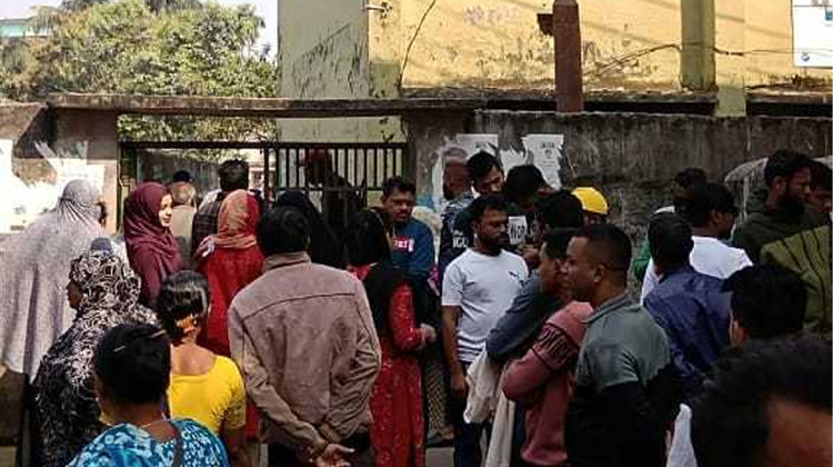 যশোরে ভোটকেন্দ্রে অফিসিয়াল সিল চুরি, ভোটারদের লাইনে অপেক্ষা দীর্ঘ