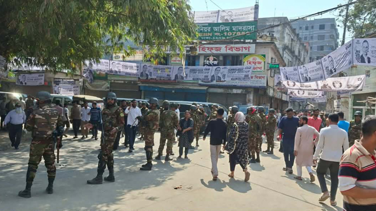 ঢাকা-১৭ আসনে ভোটকেন্দ্রে উত্তেজনা, সেনাবাহিনী নিয়ন্ত্রণে