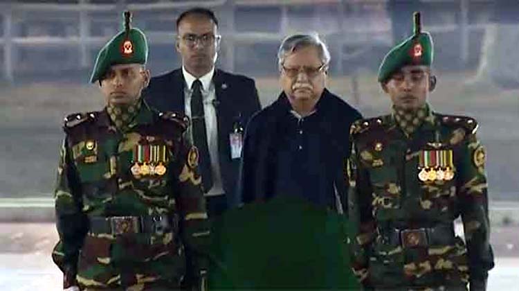 অমর একুশের প্রথম প্রহরে শহীদ মিনারে রাষ্ট্রপতির শ্রদ্ধা—ভাষা শহীদদের স্মরণে নীরবতা ও গান