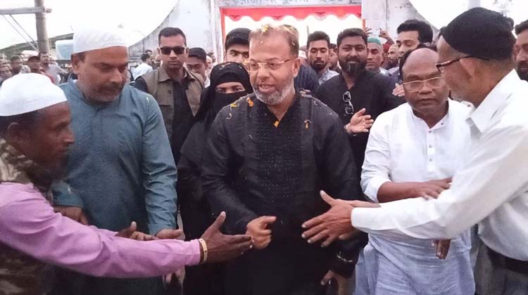 মোংলায় প্রতিমন্ত্রীকে ফুলেল শুভেচছায় বরণ করলেন শ্রমিক কর্মচারীরা