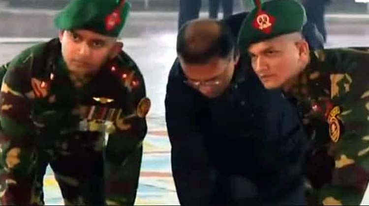 ভাষা শহীদদের স্মরণে অমর একুশের প্রথম প্রহরে কেন্দ্রীয় শহীদ মিনার-এ প্রধানমন্ত্রীর শ্রদ্ধা