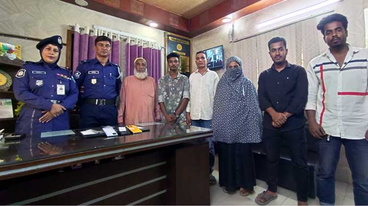 মীরসরাইয়ে ১৫০টি হারানো মোবাইল ফোন উদ্ধার করে দিল পুলিশ