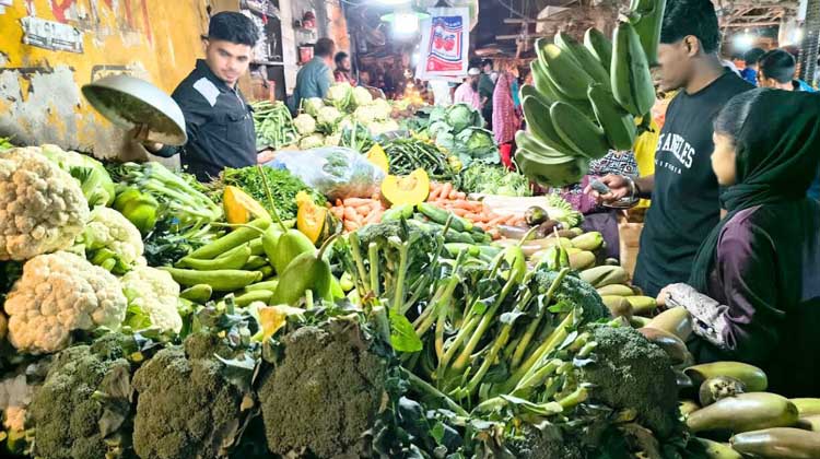 শীত বিদায়ের পথে, সরবরাহ কমতেই দামে আগুন—সবজির বাজারে অস্থিরতা