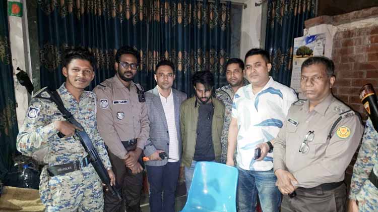 গুলশানে গভীর রাতে চেকপোস্টে ধরা যুবক, যুক্তরাষ্ট্রের তৈরি দুই পিস্তল ও গুলি উদ্ধার