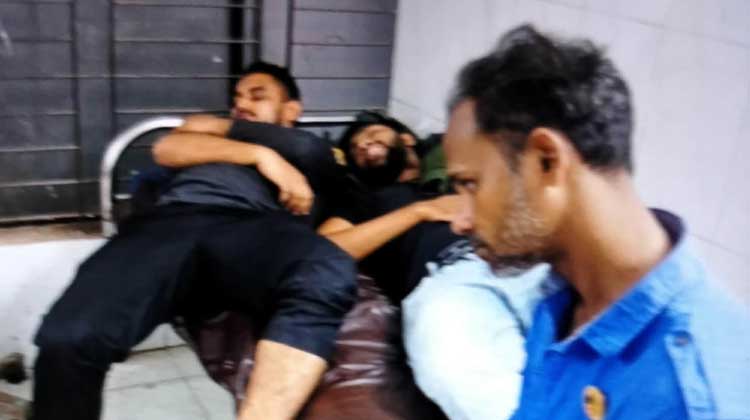 নির্বাচনী উত্তাপে ঢাকা-১২: প্রচারণাকালে সংঘর্ষে কোদাল প্রতীকের তিন কর্মী আহত
