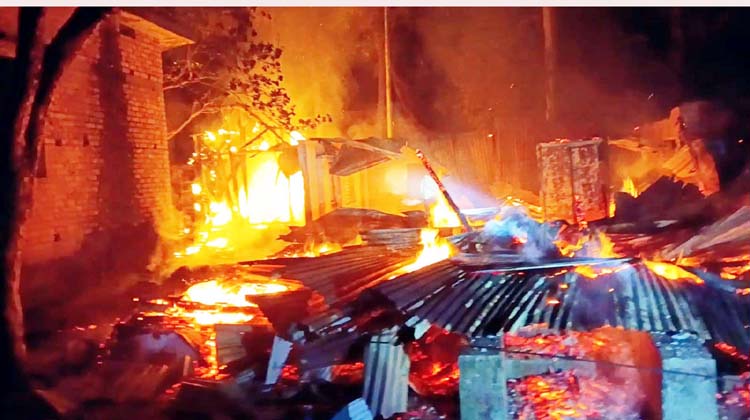 বাগেরহাটে যুবদল নেতার ঘর পুড়ে ছাই, এলাকায় তীব্র উত্তেজনা