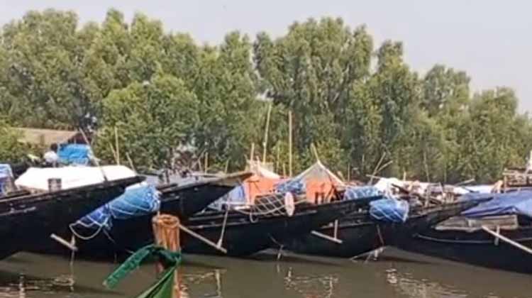বনদস্যুদের তান্ডবে সাগরে মাছ ধরা বন্ধ দুবলা শুঁটকি পল্লীর ১৫ হাজার জেলের