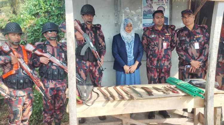 বাগেরহাটে ভোটকেন্দ্র সংলগ্ন অভিযান: দেশীয় অস্ত্রসহ যুবক আটক, ফার্নিচারের দোকান থেকে বিপুল অস্ত্র উদ্ধার