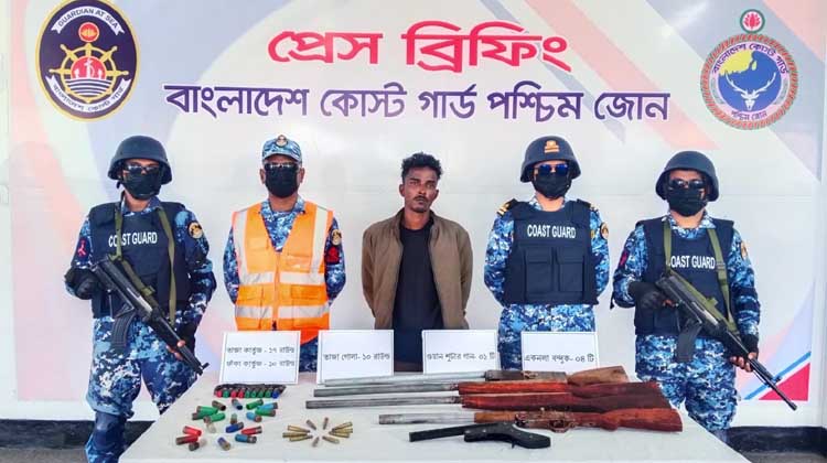 সুন্দরবনের গহীনে অভিযান! অস্ত্র-গুলিসহ করিম শরীফ বাহিনীর সহযোগী আটক