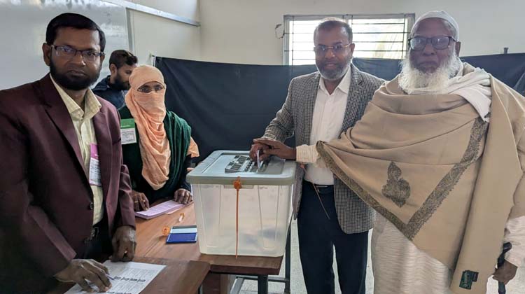 ভোরের আলো ফোটার আগেই কেন্দ্রে ভিড়, লাইনে দাঁড়িয়ে ভোট দিলেন বিএনপি প্রার্থী—কালো টাকার অভিযোগে সরগরম মোংলা-রামপাল