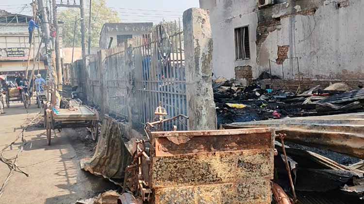 বাগেরহাটে ভয়াবহ আগুন: পুরোনো শীত কাপড় মার্কেট পুড়ে ছাই, দেড় কোটি টাকার ক্ষতির আশঙ্কা