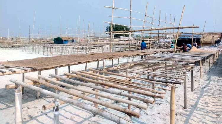 ভোটের টানে দুবলারচর ছাড়লেন হাজারো শুঁটকিশ্রমিক জেলে, নৌপথে ফিরছে জনস্রোত