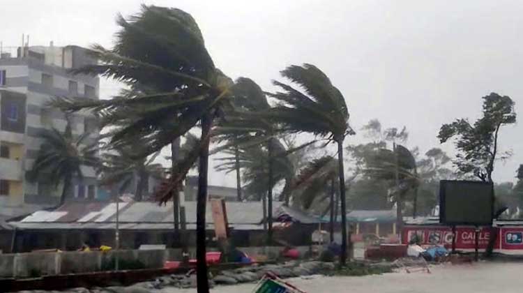 বৃষ্টিবলয় ‘গোধূলি’র প্রভাবে আবহাওয়ার রূপ বদল, ১০ অঞ্চলে ৮০ কিমি বেগে ঝড়ের সতর্কতা