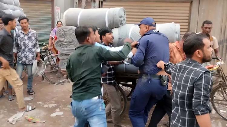 নারায়ণগঞ্জে উত্তেজনা: ভুয়া পুলিশ সন্দেহে এসআইকে মারধর, তদন্তে নেমেছে পুলিশ