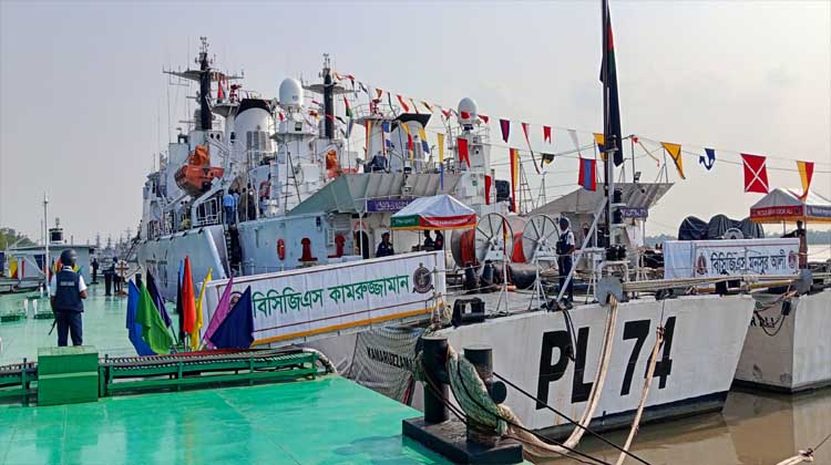 স্বাধীনতা দিবসে মোংলায় জনস্রোত—নৌবাহিনী ও কোস্ট গার্ডের যুদ্ধজাহাজ ঘুরে দেখার বিরল সুযোগ