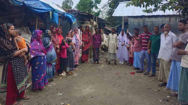 মীরসরাইয়ে চাঞ্চল্য: রাস্তা বন্ধ করে তিন পরিবারকে অবরুদ্ধ, ক্ষোভে ফুঁসছে এলাকাবাসী