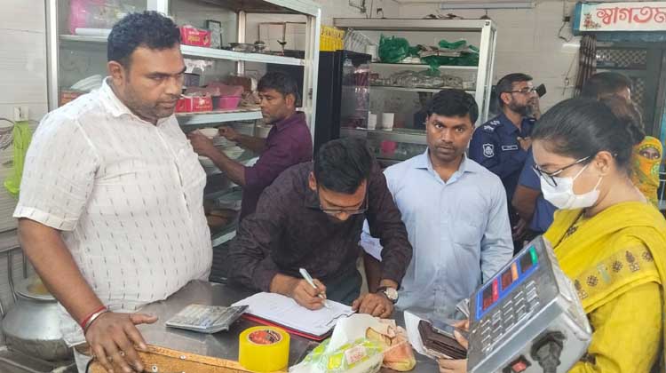 মোংলায় বেকারি ও মিষ্টির দোকানে ভ্রাম্যমান আদালতের অভিযান, খাবারে নিষিদ্ধ রঙ ব্যবহারে জরিমানা