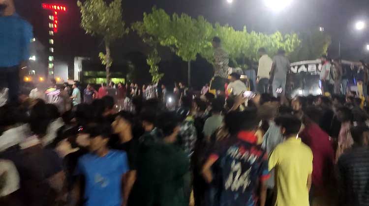 বকেয়া বেতনের দাবিতে সাভারে সড়ক অবরোধ, থমকে ঢাকা-আরিচা মহাসড়কের যান চলাচল