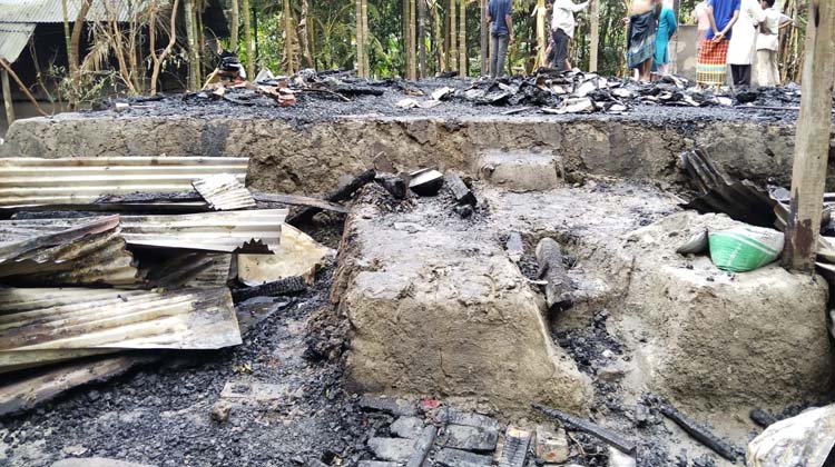 শরণখোলায় আগুনে পুড়ে গেল শিক্ষকের বাড়ি, মুহূর্তেই ছাই সবকিছু