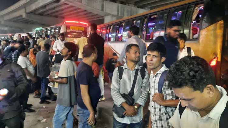 ঈদযাত্রার চাপে আব্দুল্লাহপুরে মানুষের স্রোত, বাস সংকটে বাড়তি ভাড়া ও ঘণ্টার পর ঘণ্টা দুর্ভোগ