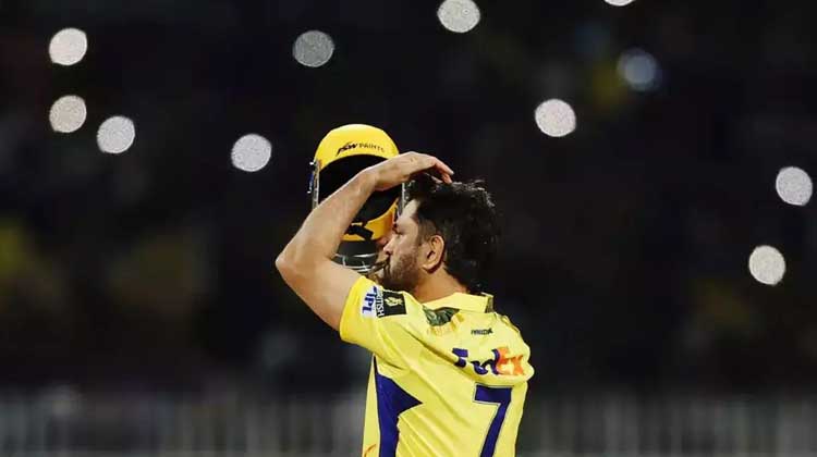 ৮ ম্যাচ খেলেও একাদশে নেই ধোনি