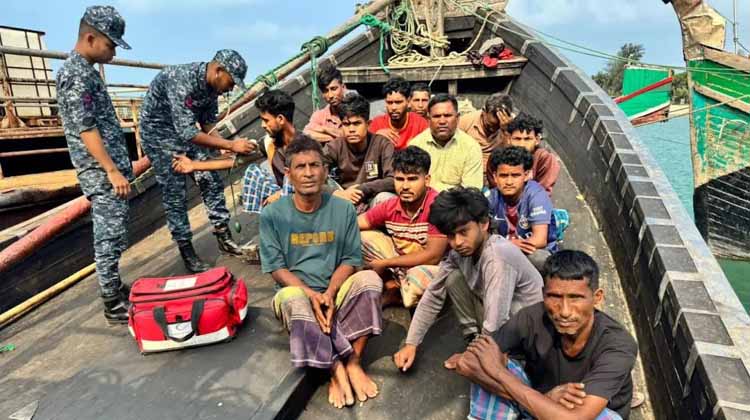 চারদিন সাগরে ভেসে ছিল ট্রলার—অবশেষে ১৫ জেলেকে জীবিত উদ্ধার করল নৌবাহিনী