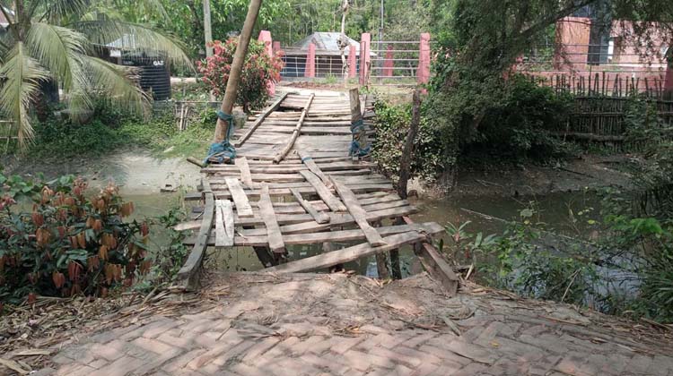 কচুয়ায় ভেঙে পড়া কাঠের সেতুতে যোগাযোগ বিপর্যয়—দুর্ভোগে হাজারো মানুষ, দ্রুত সমাধানের দাবি